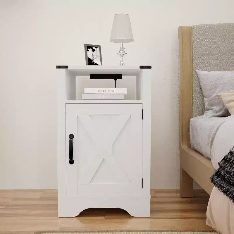 Table de chevet haute avec station de charge, Table d'appoint blanche avec rangement, Grande table de chevet rustique en bois pour chambre à coucher, bureau à domicile